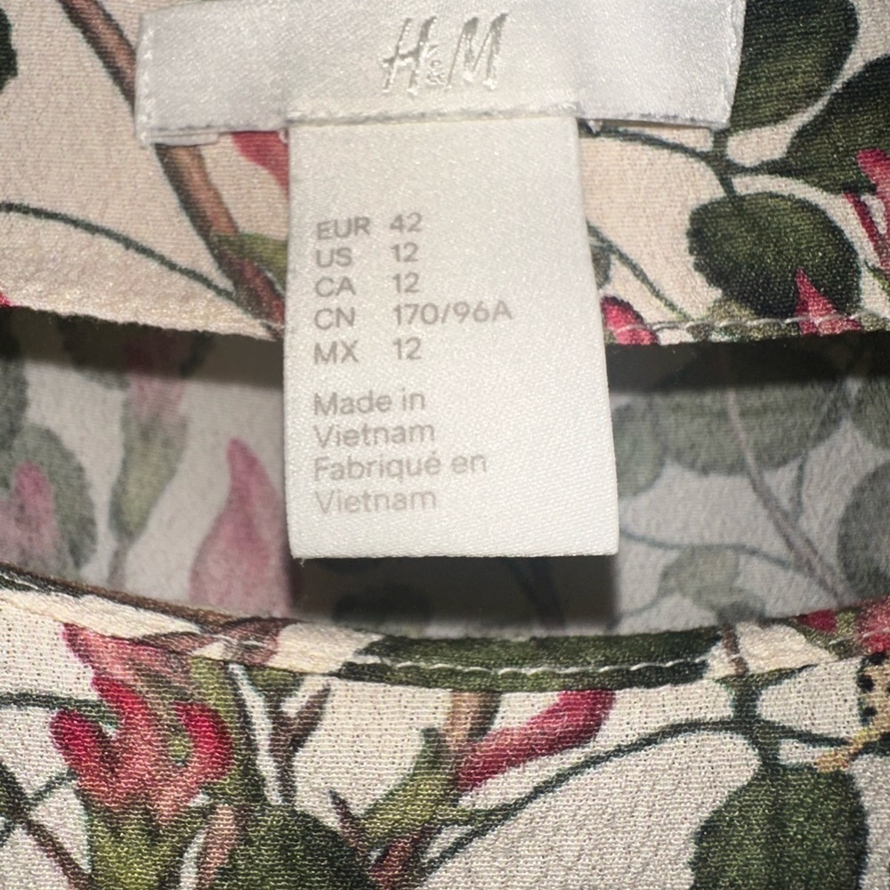 Women’s H&M butterfly 🦋 and flower 🌸 blouse (L) - Picture 7 of 8